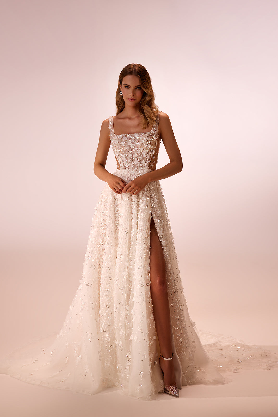 Abito da sposa glamour a trapezio Cathelyn di DAMA Couture (foto in studio)