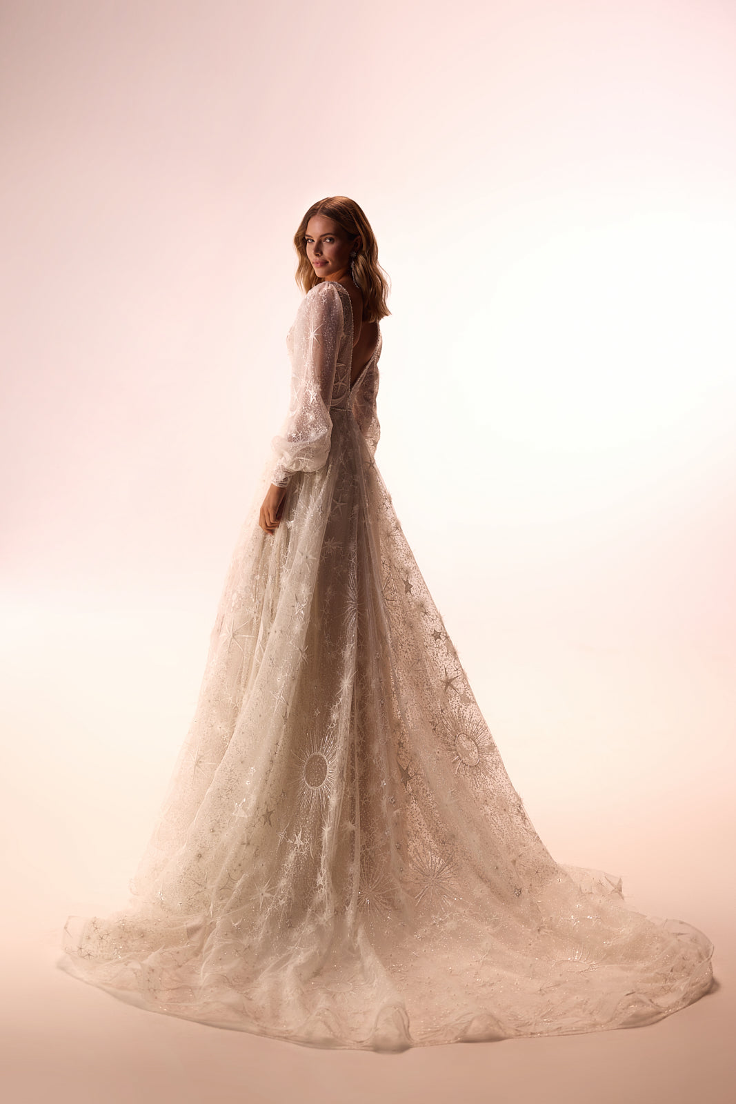 Abito da sposa moderno Celestia in pizzo di DAMA Couture (vista posteriore)