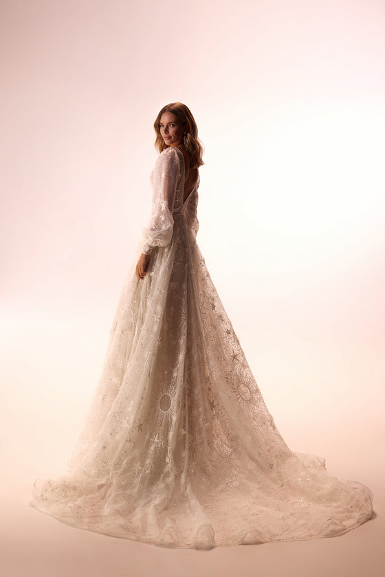 Abito da sposa moderno Celestia in pizzo di DAMA Couture (vista posteriore)
