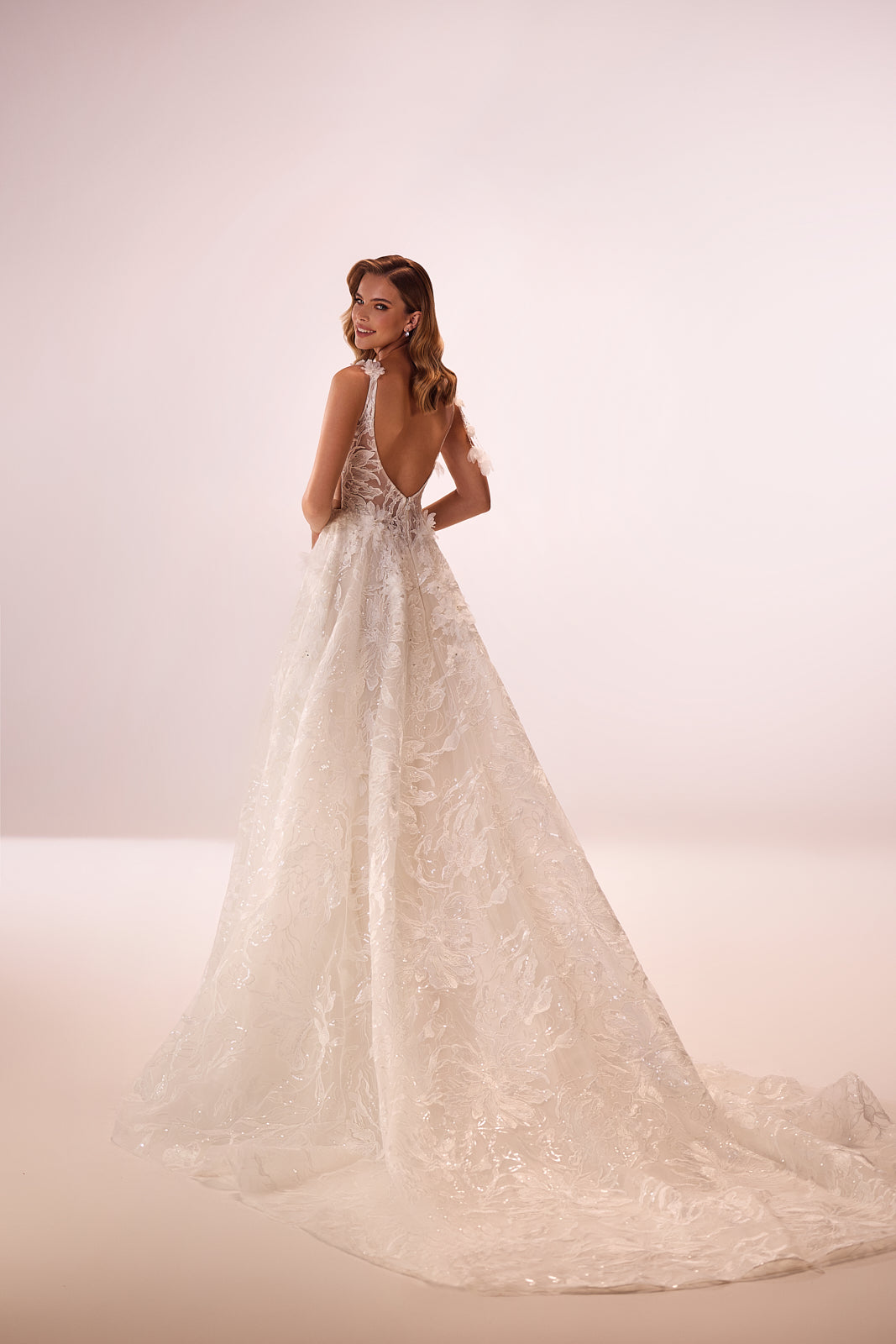 Abito da sposa glamour a trapezio Celia di DAMA Couture (vista posteriore)
