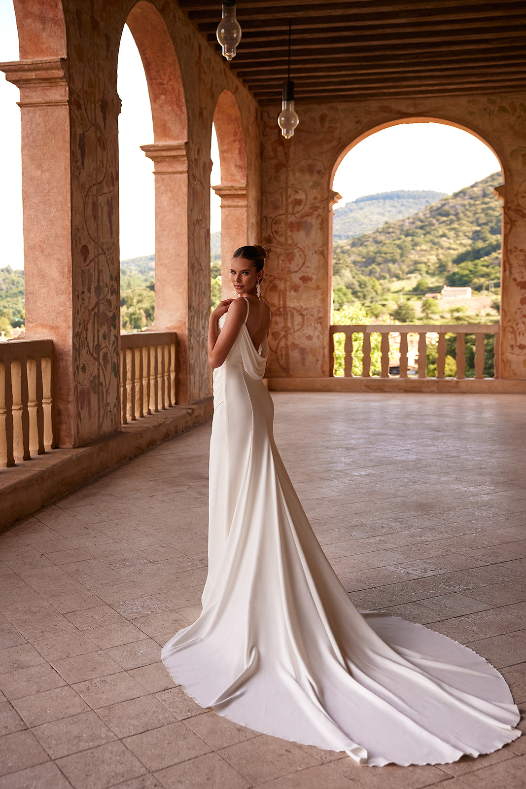 Abito da sposa Charmony classico ed essenziale di DAMA Couture (vista posteriore)