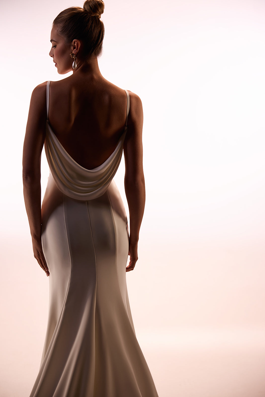 Abito da sposa Charmony classico ed essenziale di DAMA Couture (vista posteriore in studio)