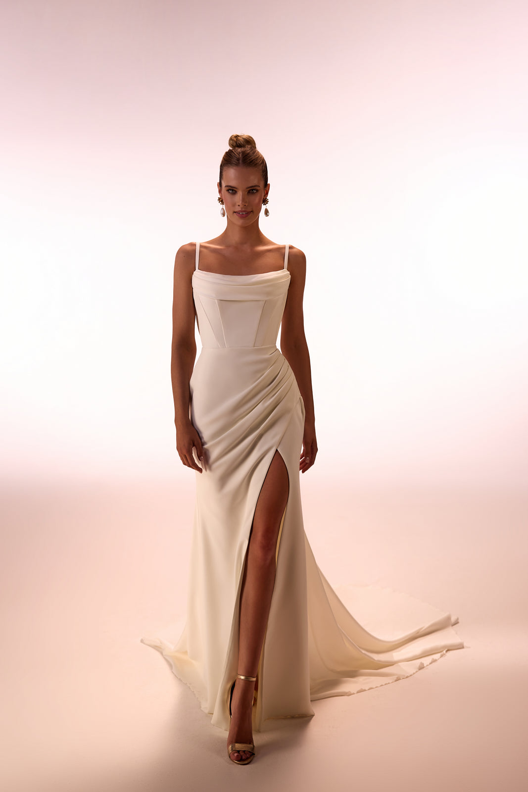 Abito da sposa Charmony classico ed essenziale di DAMA Couture (foto in studio)
