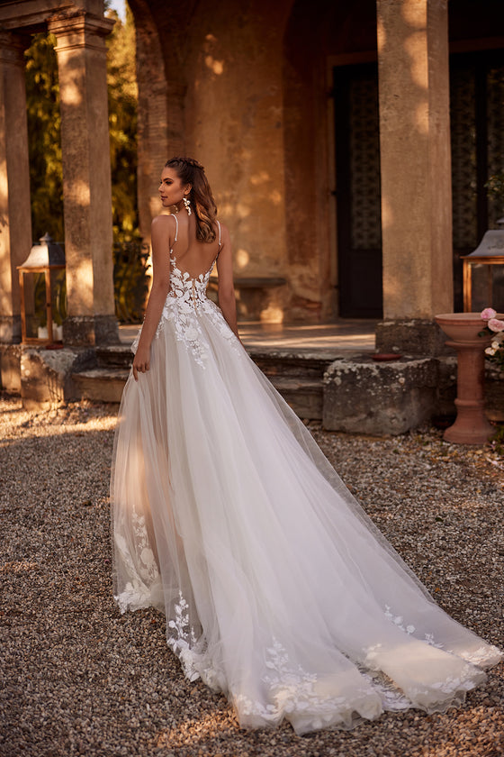 Abito da sposa a principessa Claire con pizzo di DAMA Couture (vista posteriore)