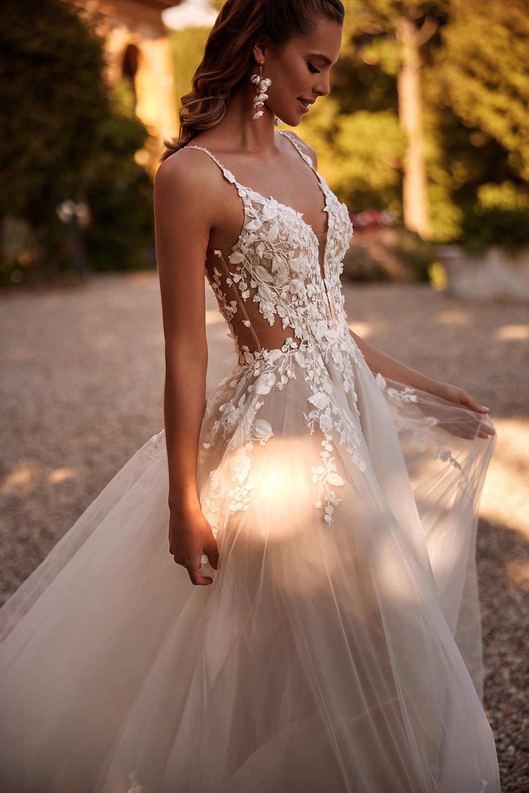 Abito da sposa a principessa Claire con pizzo di DAMA Couture (foto della campagna)