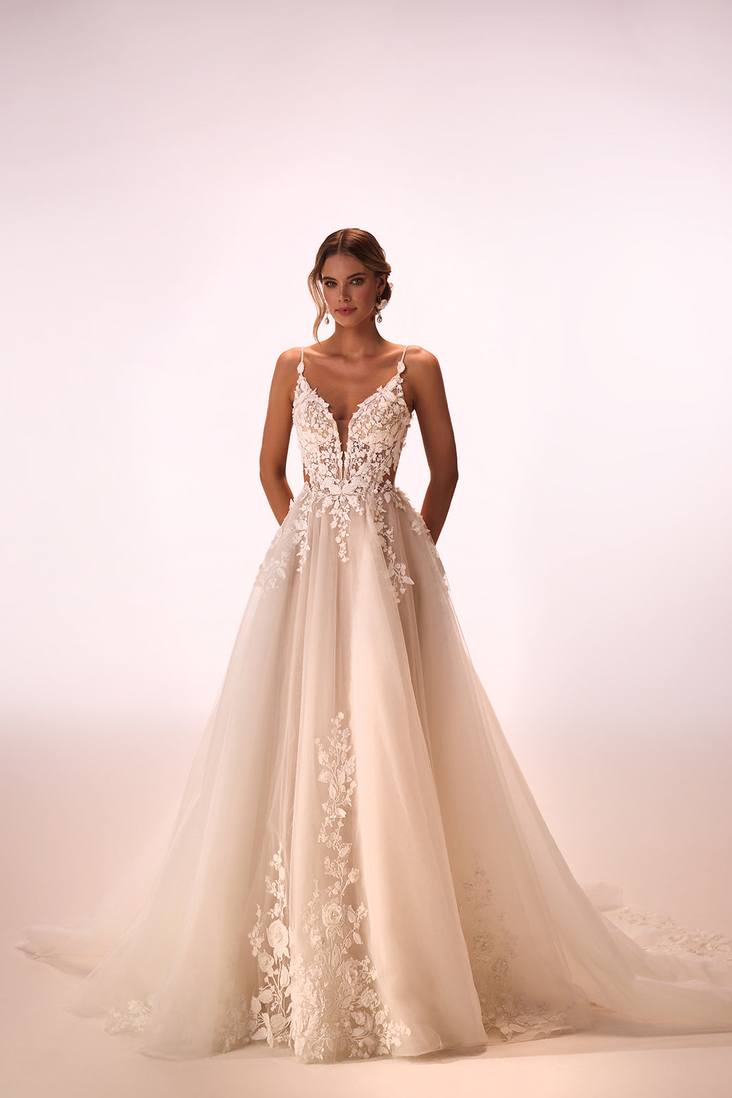 Abito da sposa a principessa Claire con pizzo di DAMA Couture (foto in studio)
