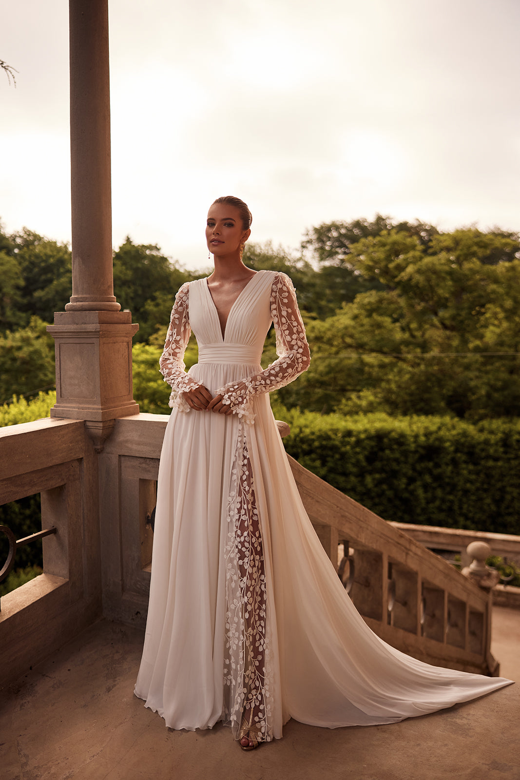 Abito da sposa boho Cynthia in chiffon liscio con pizzo floreale di DAMA Couture (foto della campagna)