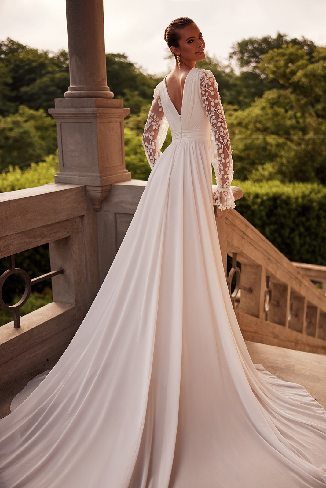 Abito da sposa boho Cynthia in chiffon liscio con pizzo floreale di DAMA Couture (vista posteriore)