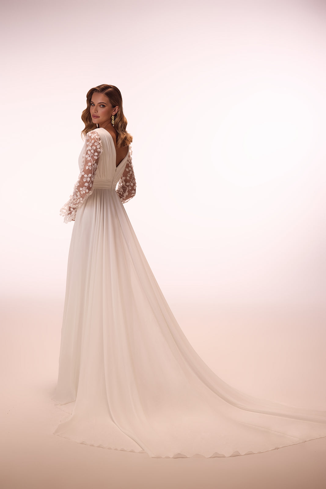 Abito da sposa boho Cynthia in chiffon liscio con pizzo floreale di DAMA Couture (foto in studio)
