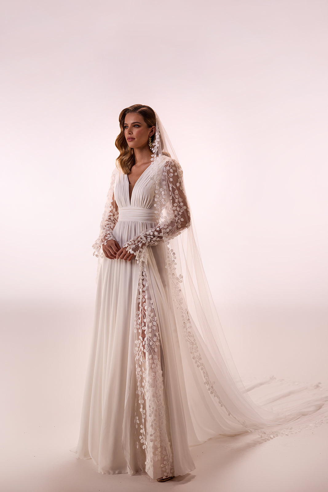 Abito da sposa boho Cynthia in chiffon liscio con pizzo floreale di DAMA Couture (foto con velo)