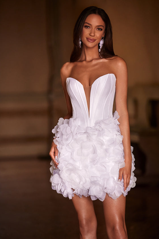 Secondo abito da sposa corto Dalia con pizzo floreale di DAMA Couture (foto principale)
