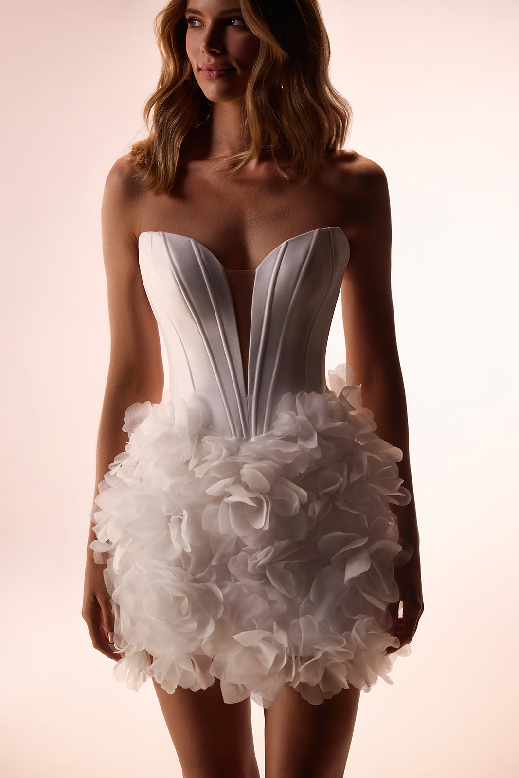 Secondo abito da sposa corto Dalia con pizzo floreale di DAMA Couture (foto in studio)