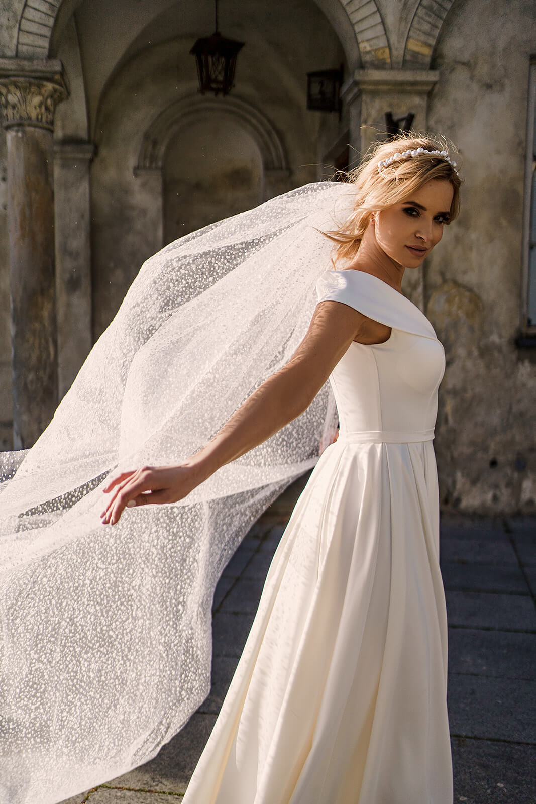 Velo cattedrale a pois – velo da sposa a cattedrale DAMA Couture, vista frontale.