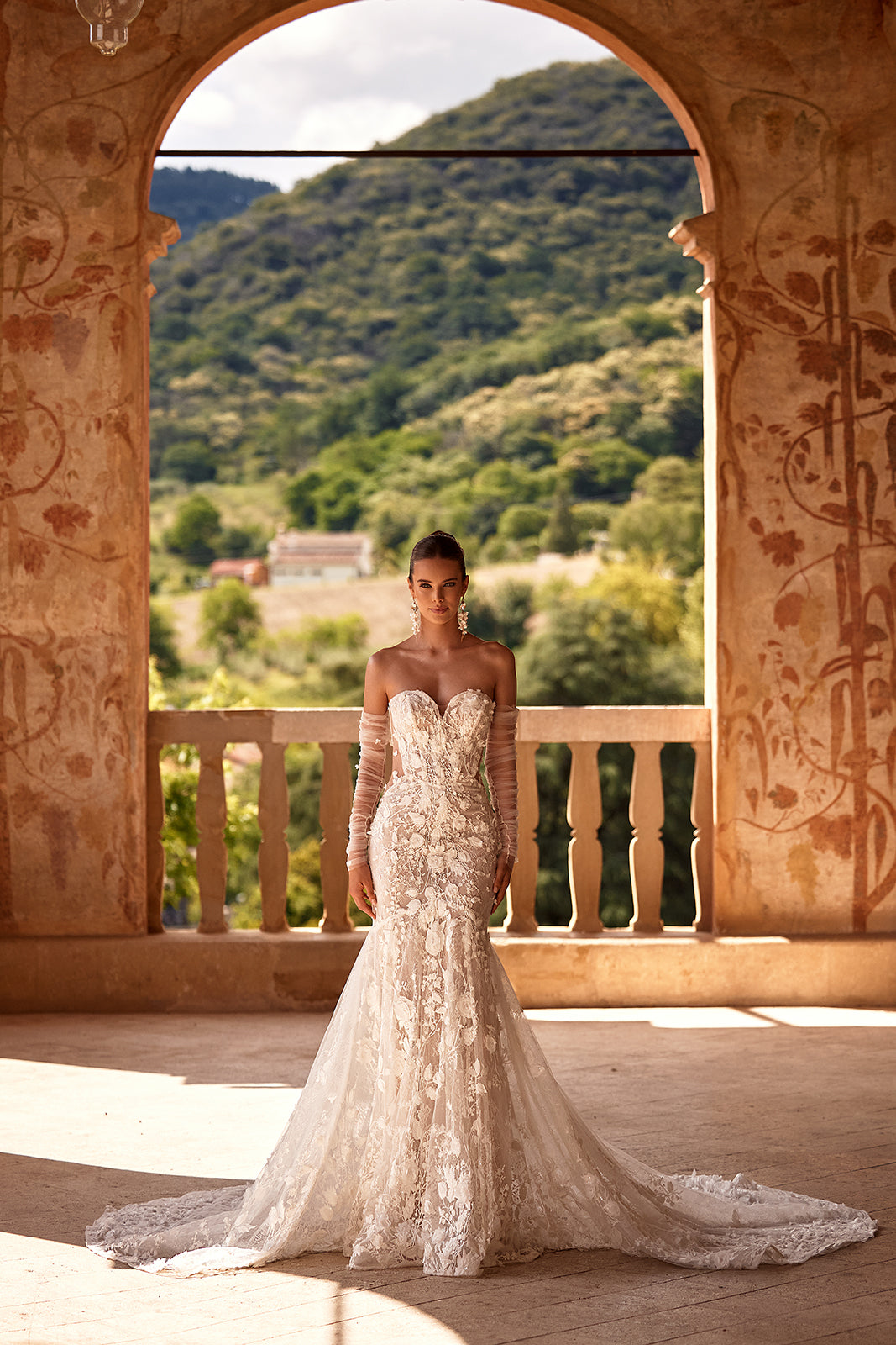 Abito da sposa glamour a sirena Ellyse in pizzo con maniche lunghe di DAMA Couture (vista frontale)