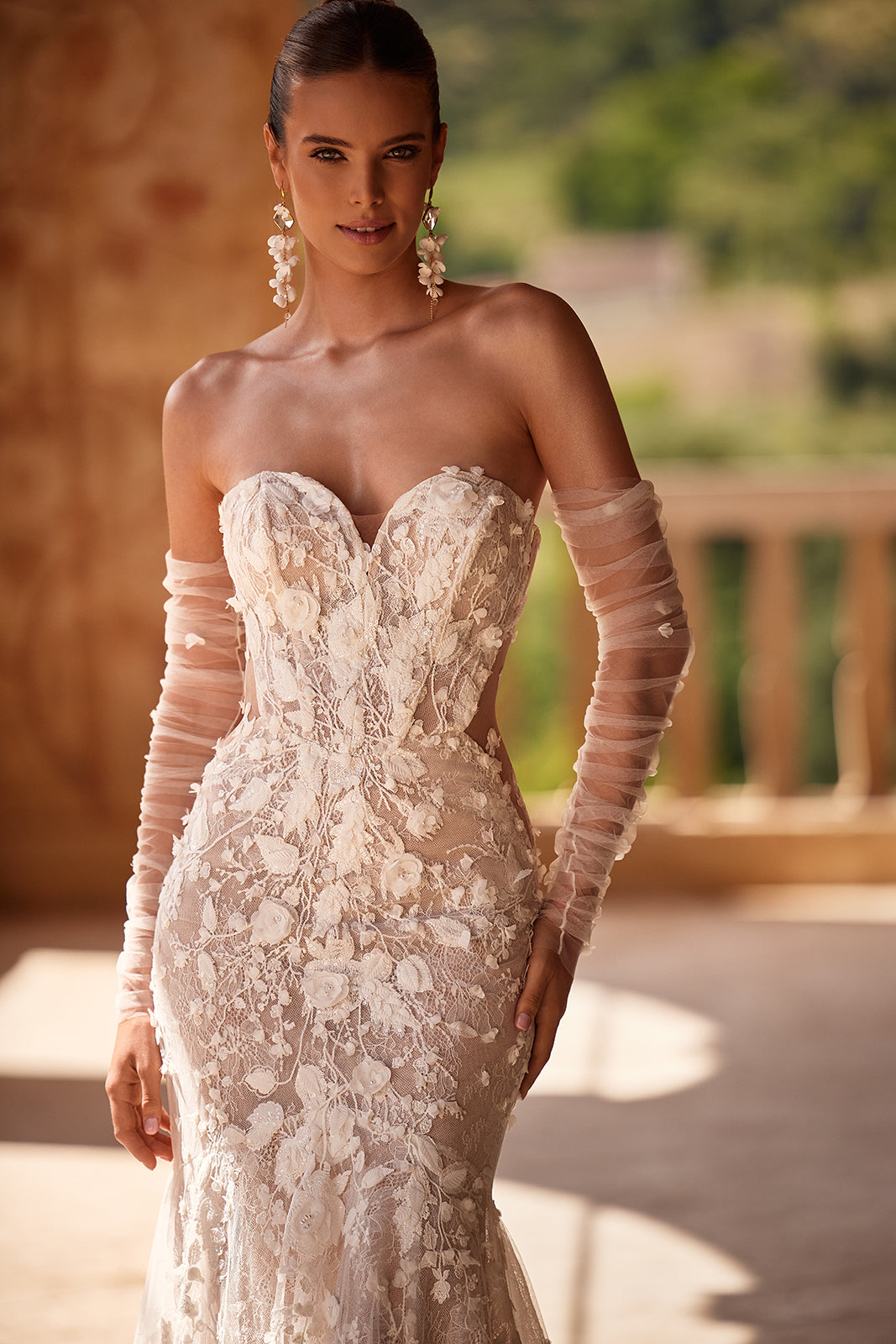 Abito da sposa glamour a sirena Ellyse in pizzo con maniche lunghe di DAMA Couture (foto principale)