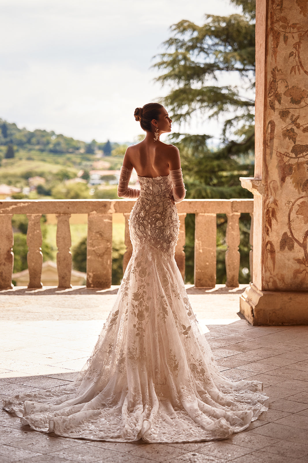 Abito da sposa glamour a sirena Ellyse in pizzo con maniche lunghe di DAMA Couture (vista posteriore)