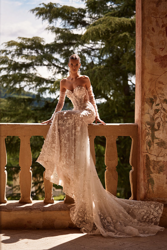 Abito da sposa glamour a sirena Ellyse in pizzo con maniche lunghe di DAMA Couture (foto della campagna)
