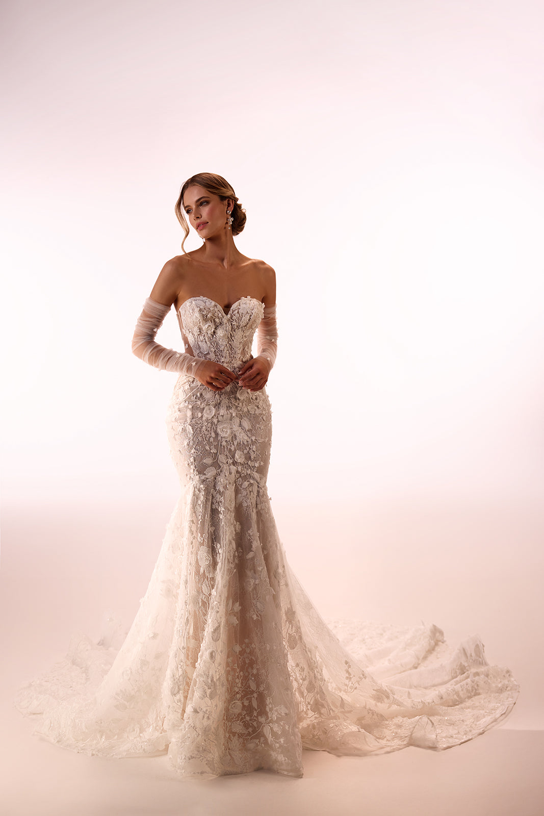 Abito da sposa glamour a sirena Ellyse in pizzo con maniche lunghe di DAMA Couture (foto in studio)