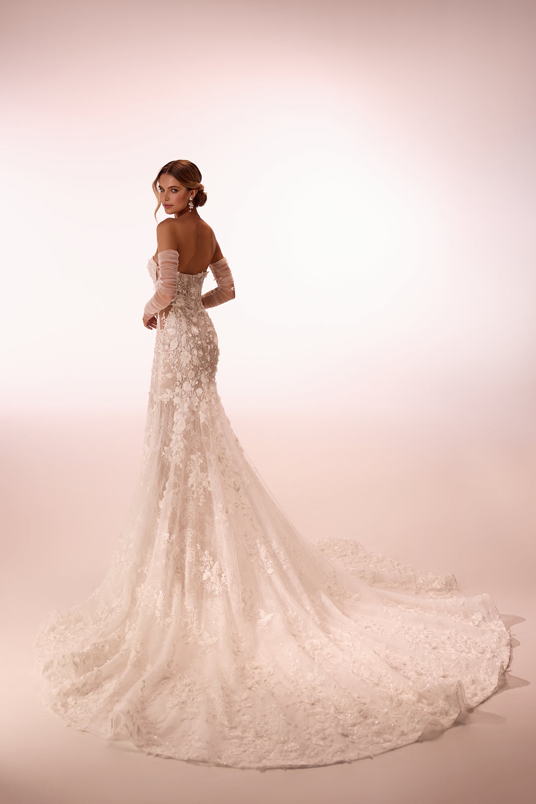 Abito da sposa glamour a sirena Ellyse in pizzo con maniche lunghe di DAMA Couture (vista posteriore in studio)