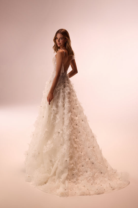 Abito da sposa glamour a trapezio Elodie con pizzo tridimensionale di DAMA Couture (vista posteriore)
