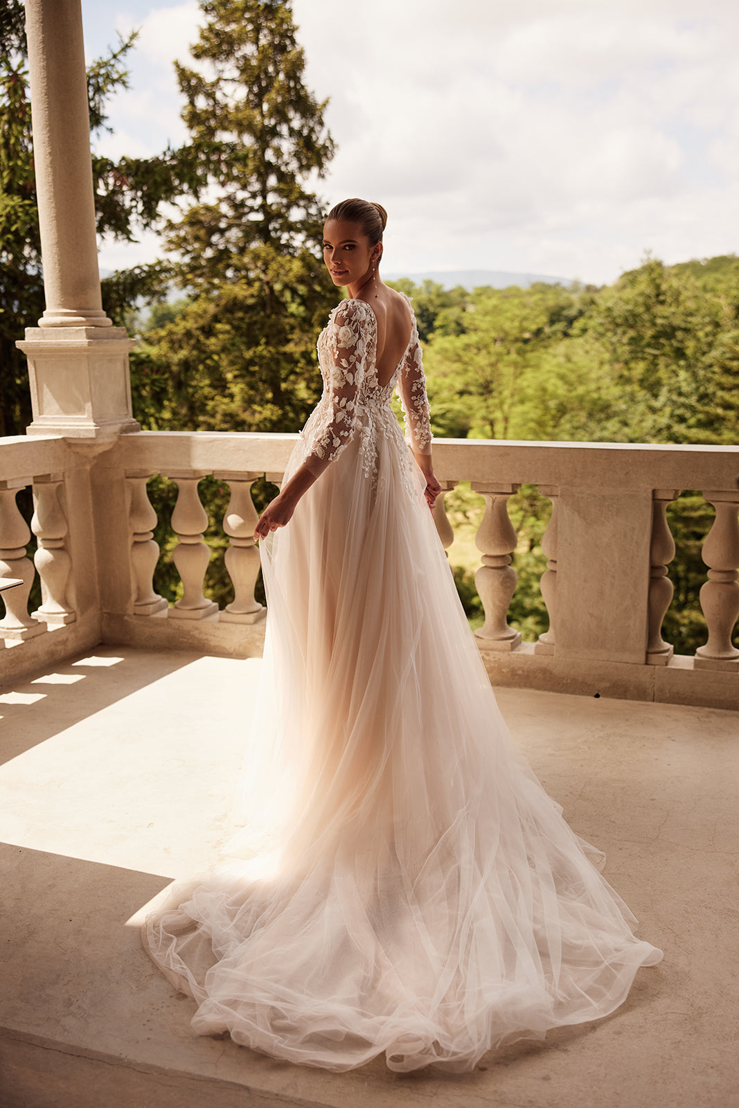 Abito da sposa romantico Felicia con maniche lunghe di DAMA Couture (vista posteriore)