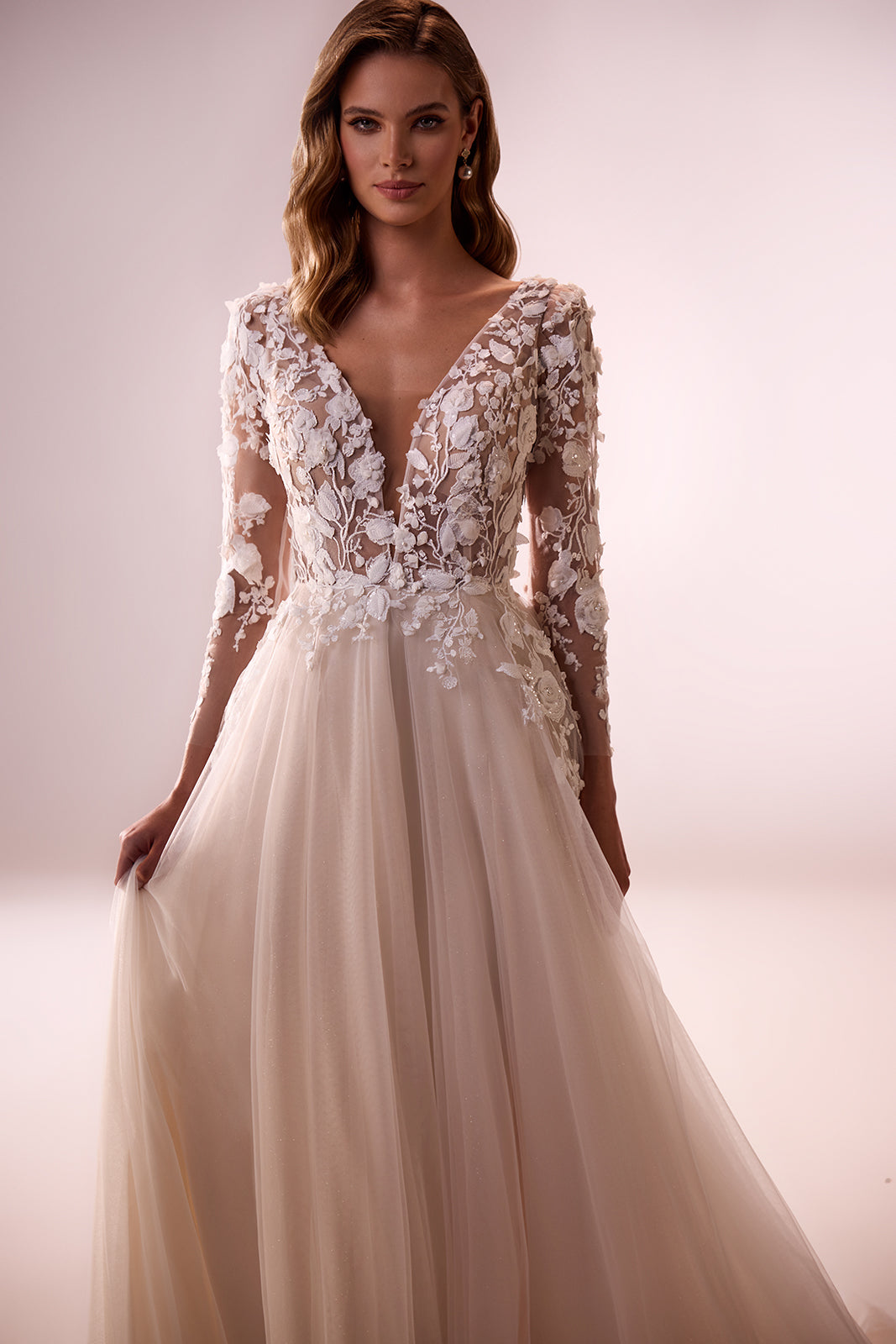 Abito da sposa romantico Felicia con maniche lunghe di DAMA Couture (foto in studio)