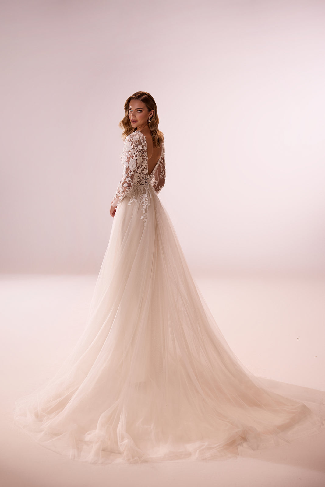 Abito da sposa romantico Felicia con maniche lunghe di DAMA Couture (vista posteriore in studio)