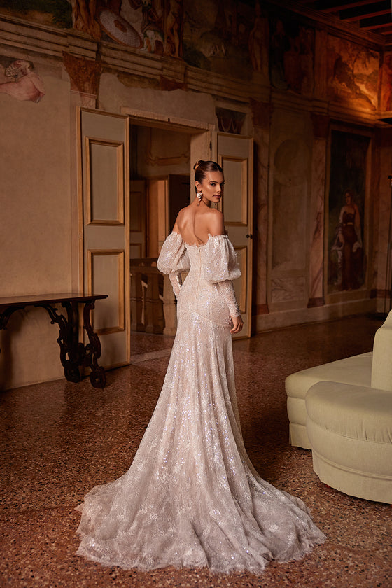 Abito da sposa glamour a sirena Genevieve di DAMA Couture (vista posteriore)