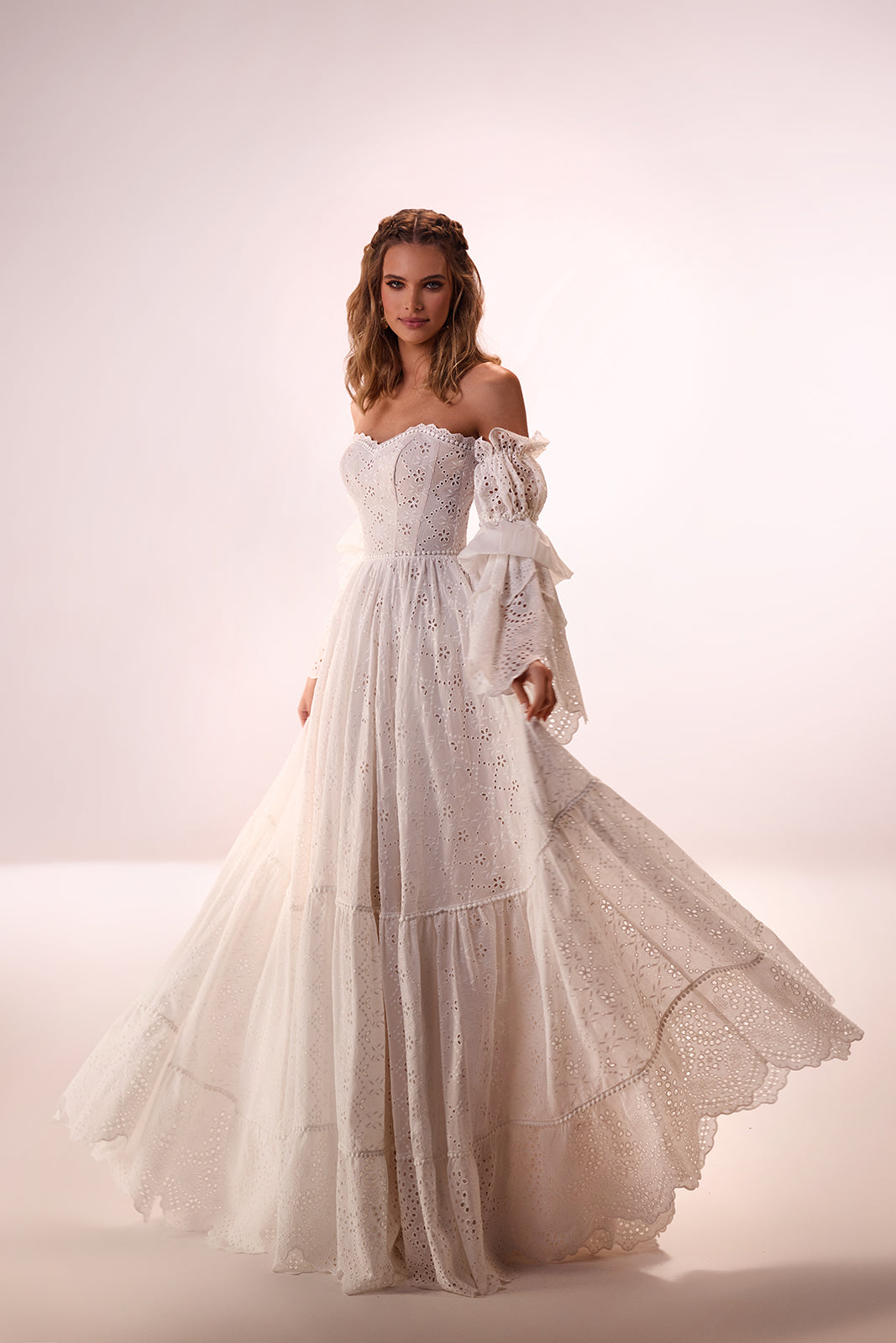 Abito da sposa boho Giselle in pizzo di DAMA Couture (foto in studio)