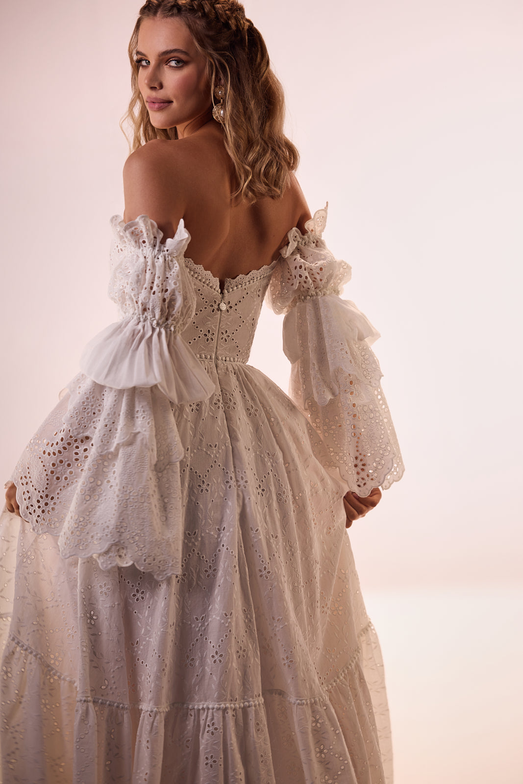 Abito da sposa boho Giselle in pizzo di DAMA Couture (vista posteriore)