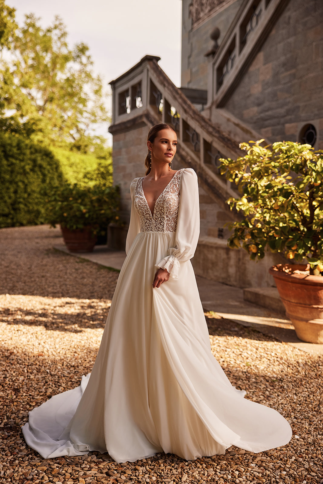Abito da sposa boho Hellen con maniche di DAMA Couture (foto della campagna)