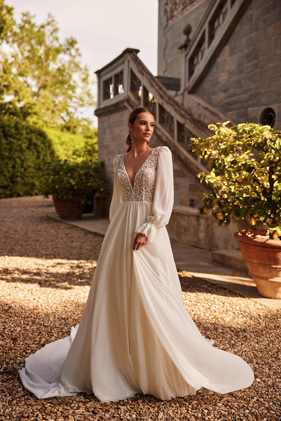 Abito da sposa boho Hellen con maniche di DAMA Couture (foto della campagna)