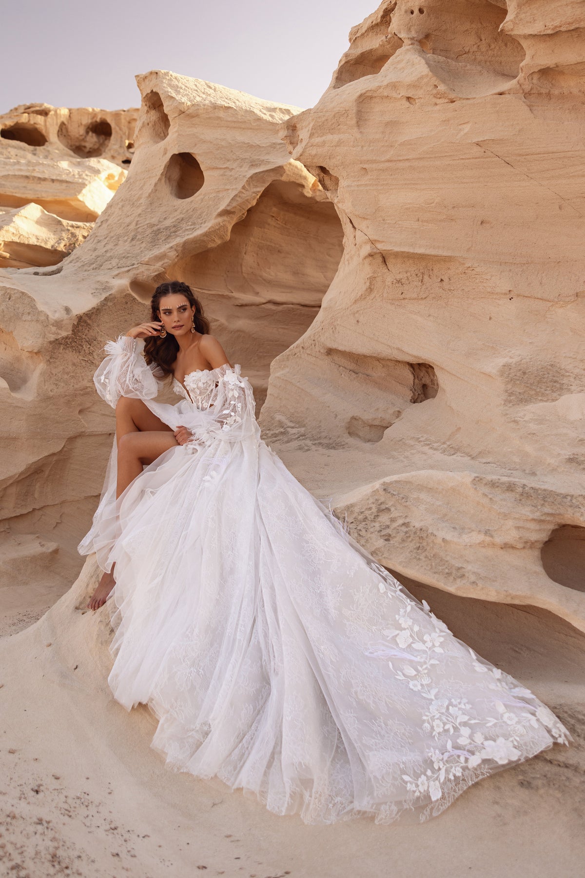 Il dettaglio del corsetto dell’abito da sposa Huda rivela pizzo delicato, allacciature e ricchi motivi floreali 3D.