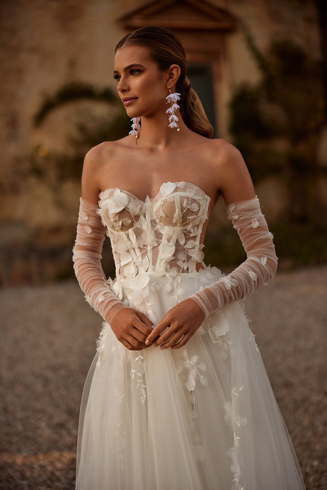 Abito da sposa romantico ed etereo Ilimaris con maniche di DAMA Couture (foto della campagna)