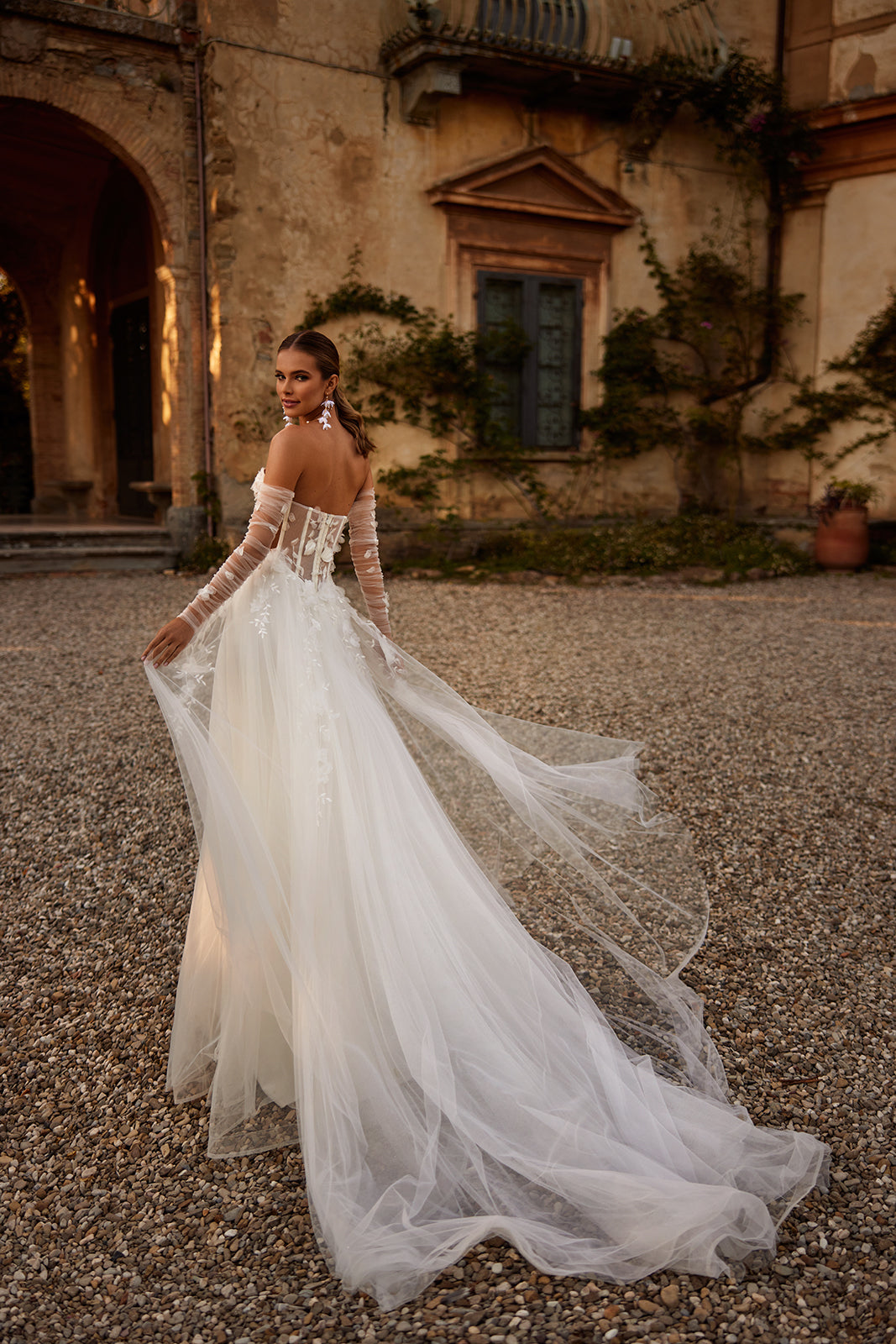 Abito da sposa romantico ed etereo Ilimaris con maniche di DAMA Couture (vista posteriore)