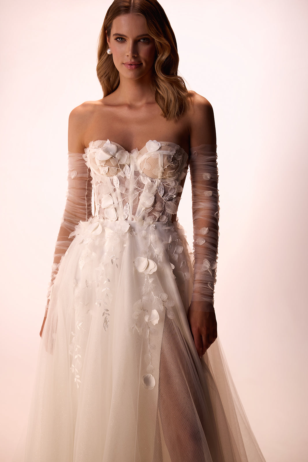 Abito da sposa romantico ed etereo Ilimaris con maniche di DAMA Couture (foto in studio)