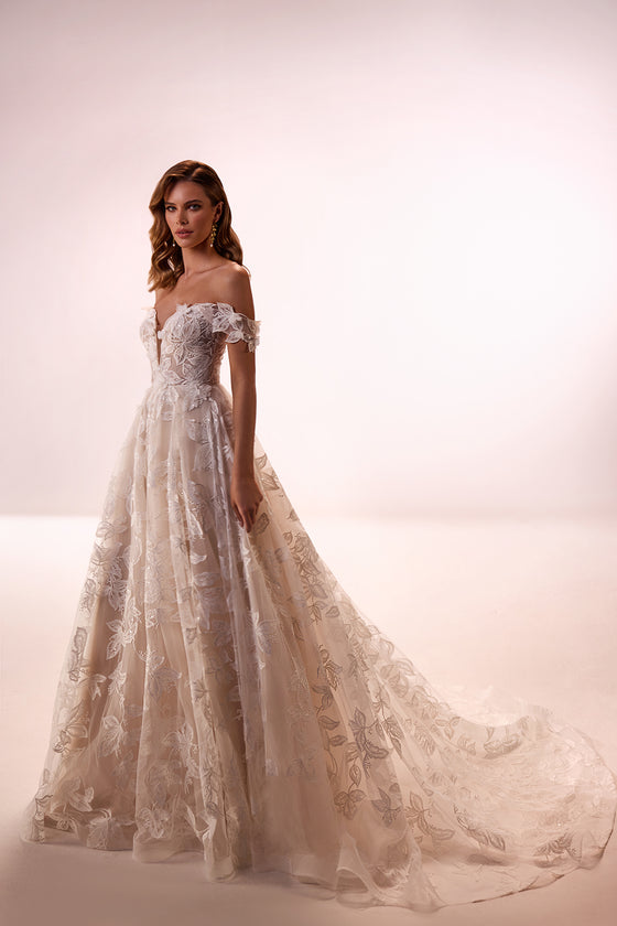 Abito da sposa romantico Ivy con maniche che scendono dalle spalle di DAMA Couture (foto in studio)