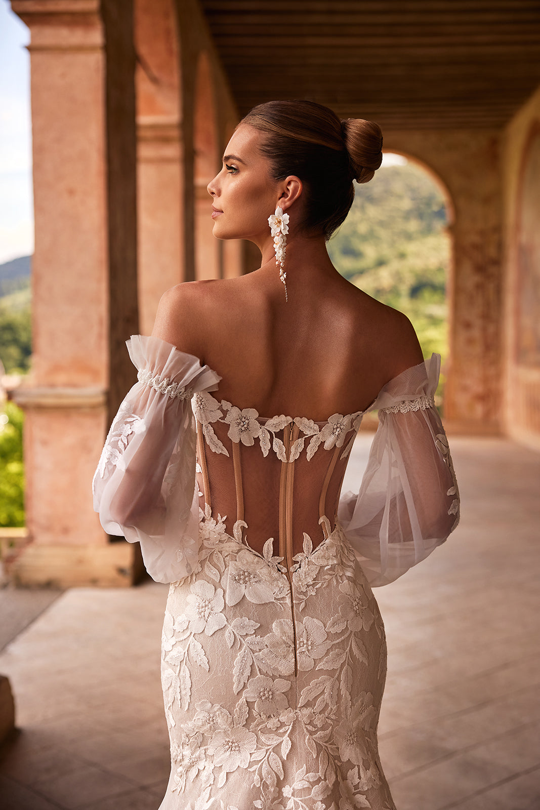 Abito da sposa romantico Lucrezia con maniche che scendono dalle spalle di DAMA Couture (vista posteriore)