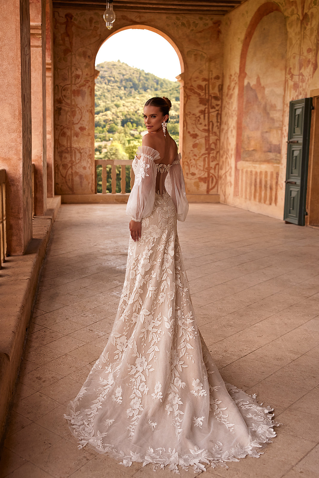 Abito da sposa romantico Lucrezia con maniche che scendono dalle spalle di DAMA Couture (vista posteriore a figura intera)