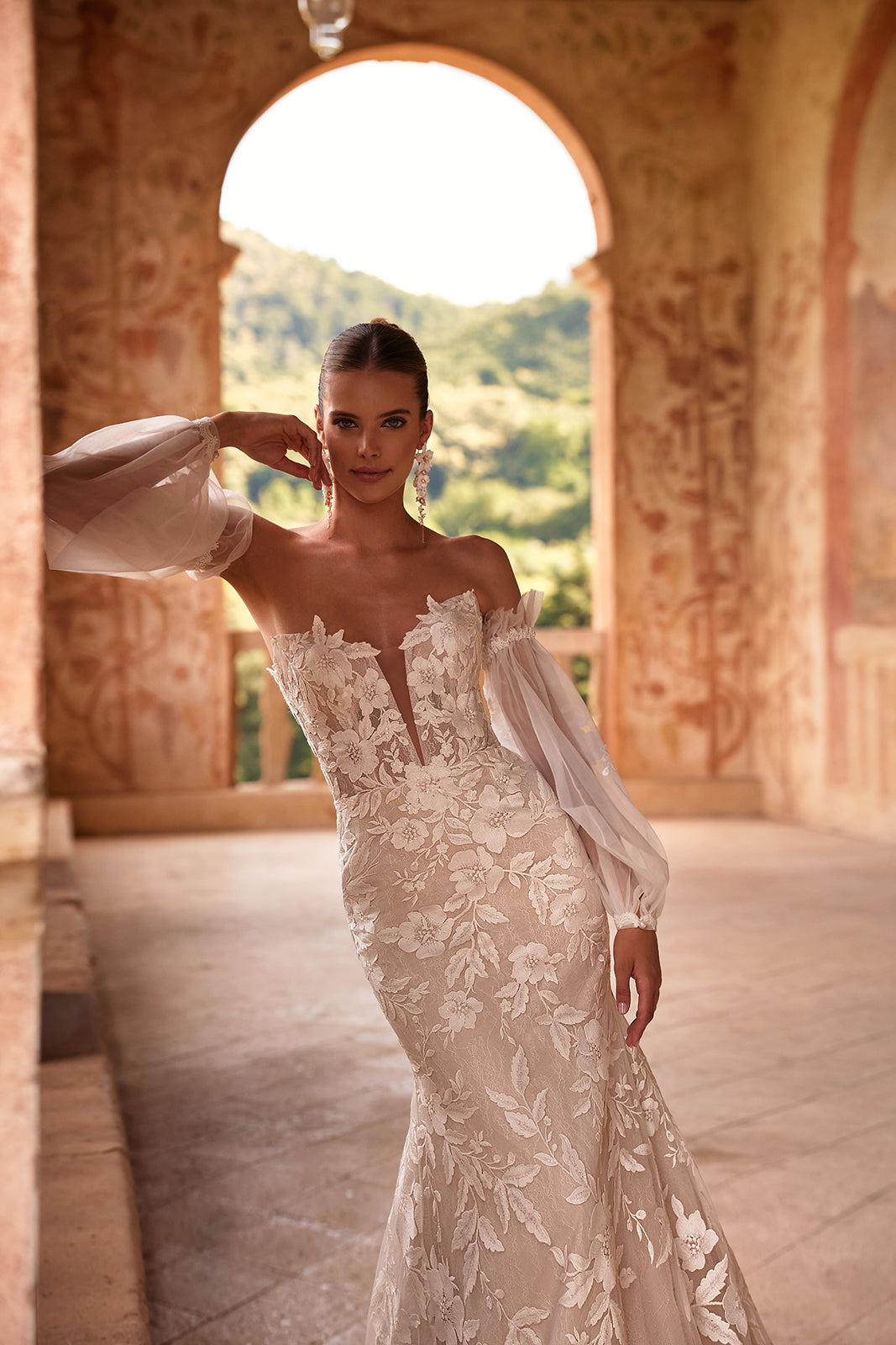 Abito da sposa romantico Lucrezia con maniche che scendono dalle spalle di DAMA Couture (foto principale)