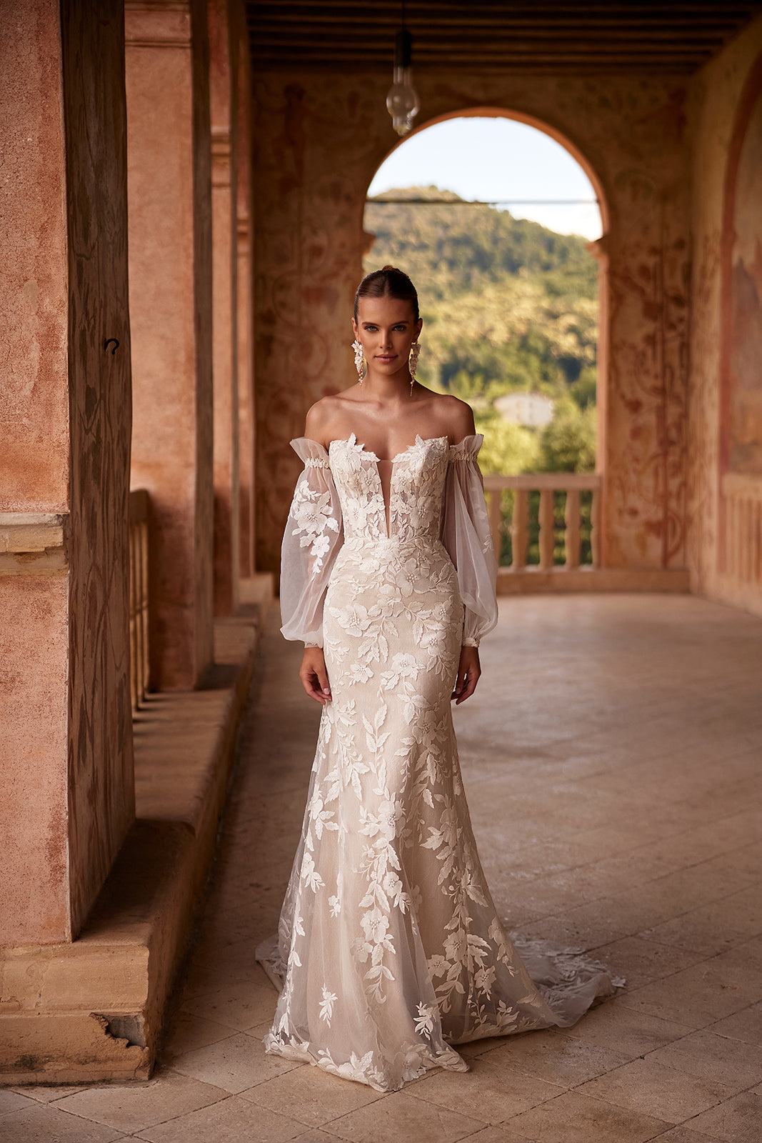 Abito da sposa romantico Lucrezia con maniche che scendono dalle spalle di DAMA Couture (foto della campagna)