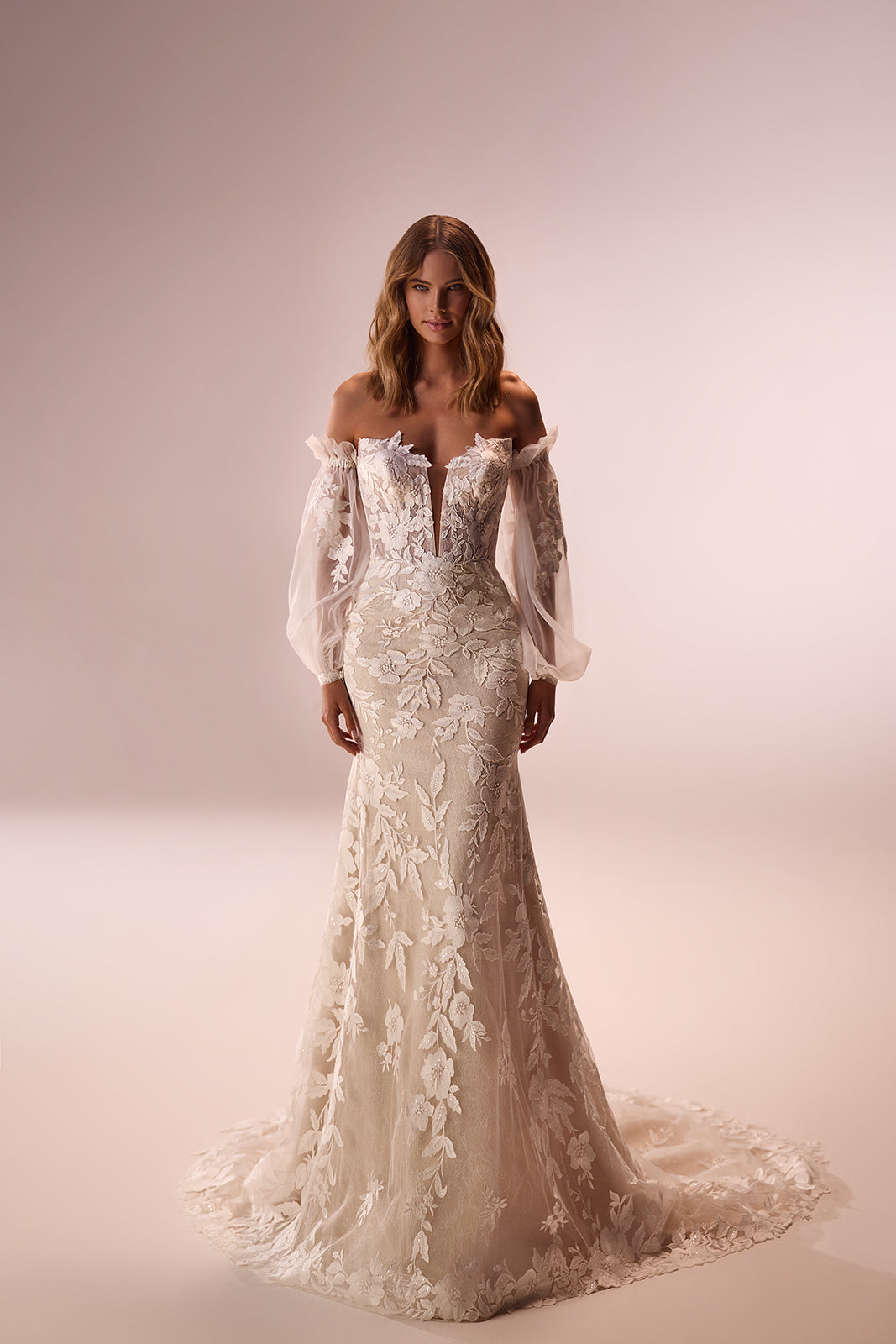Abito da sposa romantico Lucrezia con maniche che scendono dalle spalle di DAMA Couture (foto in studio)