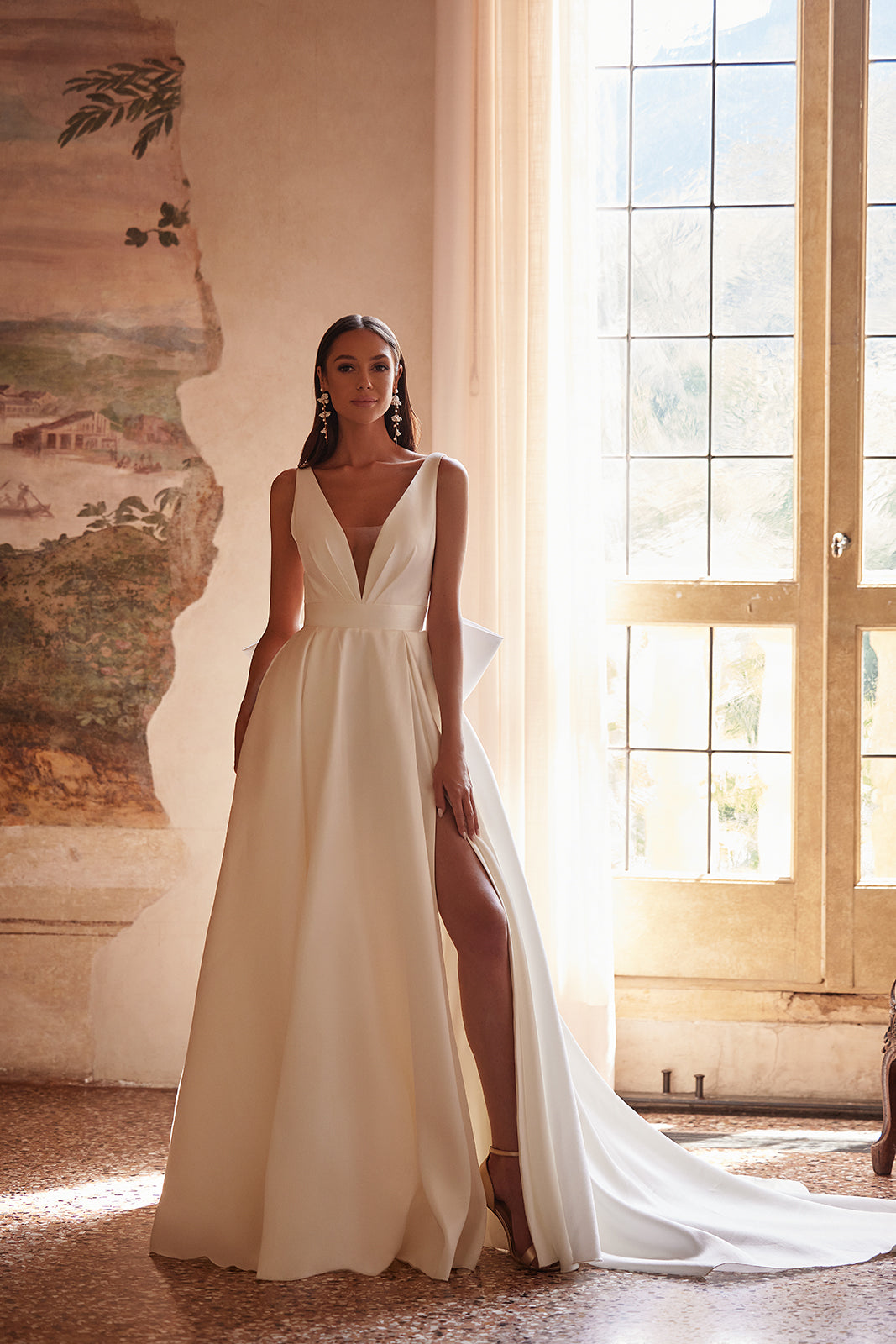 Abito da sposa classico Margo con strascico a fiocco di DAMA Couture (foto dello spacco)