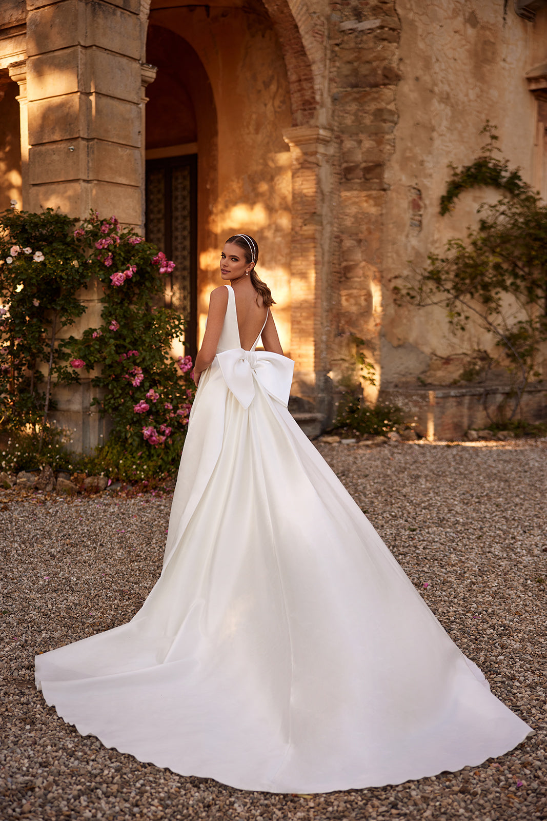 Abito da sposa classico Margo con strascico a fiocco di DAMA Couture (vista posteriore)