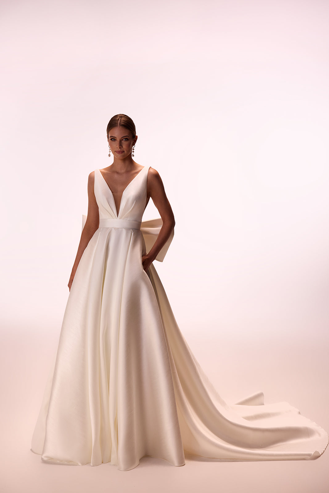 Abito da sposa classico Margo con strascico a fiocco di DAMA Couture (foto in studio)