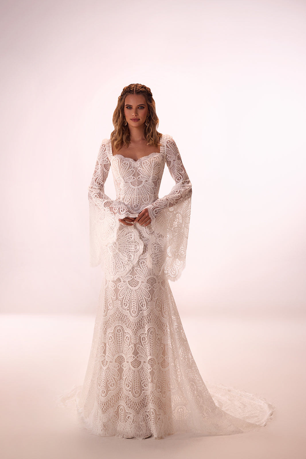Abito da sposa boho Maya in pizzo con maniche a campana di DAMA Couture (foto principale in studio)