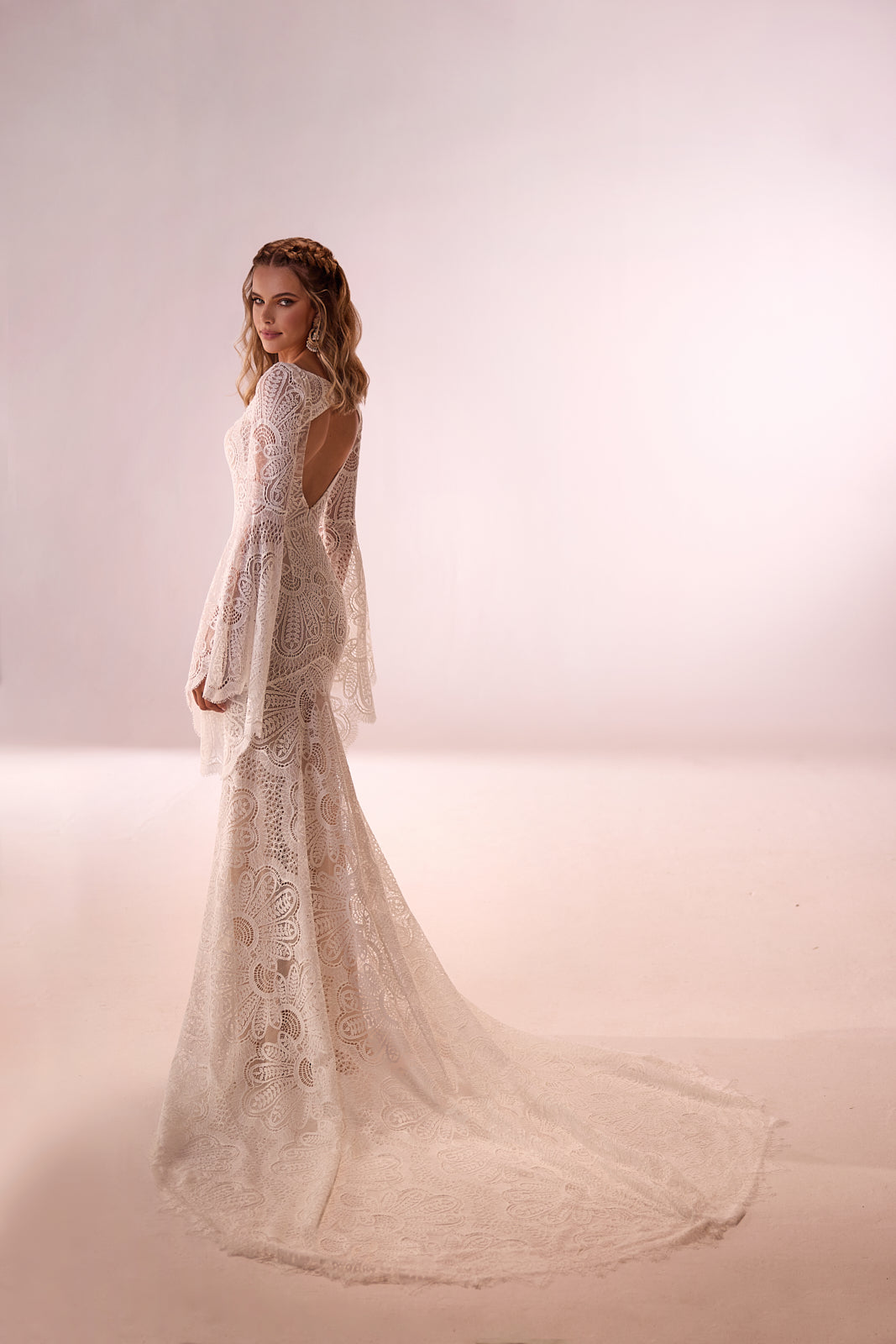 Abito da sposa boho Maya in pizzo con maniche a campana di DAMA Couture (vista posteriore in studio)