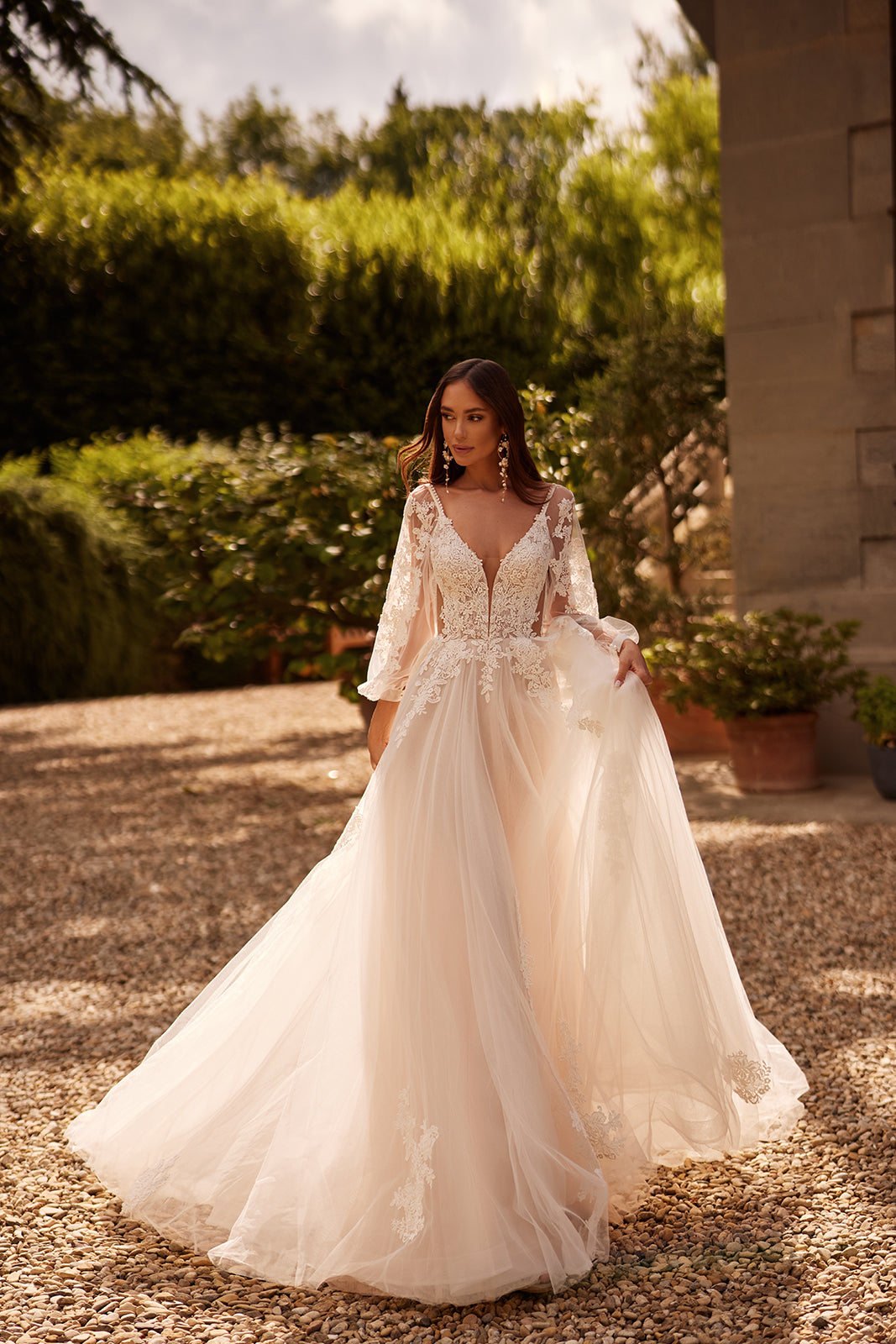 Abito da sposa boho Mullein in pizzo con maniche lunghe di DAMA Couture (foto principale)