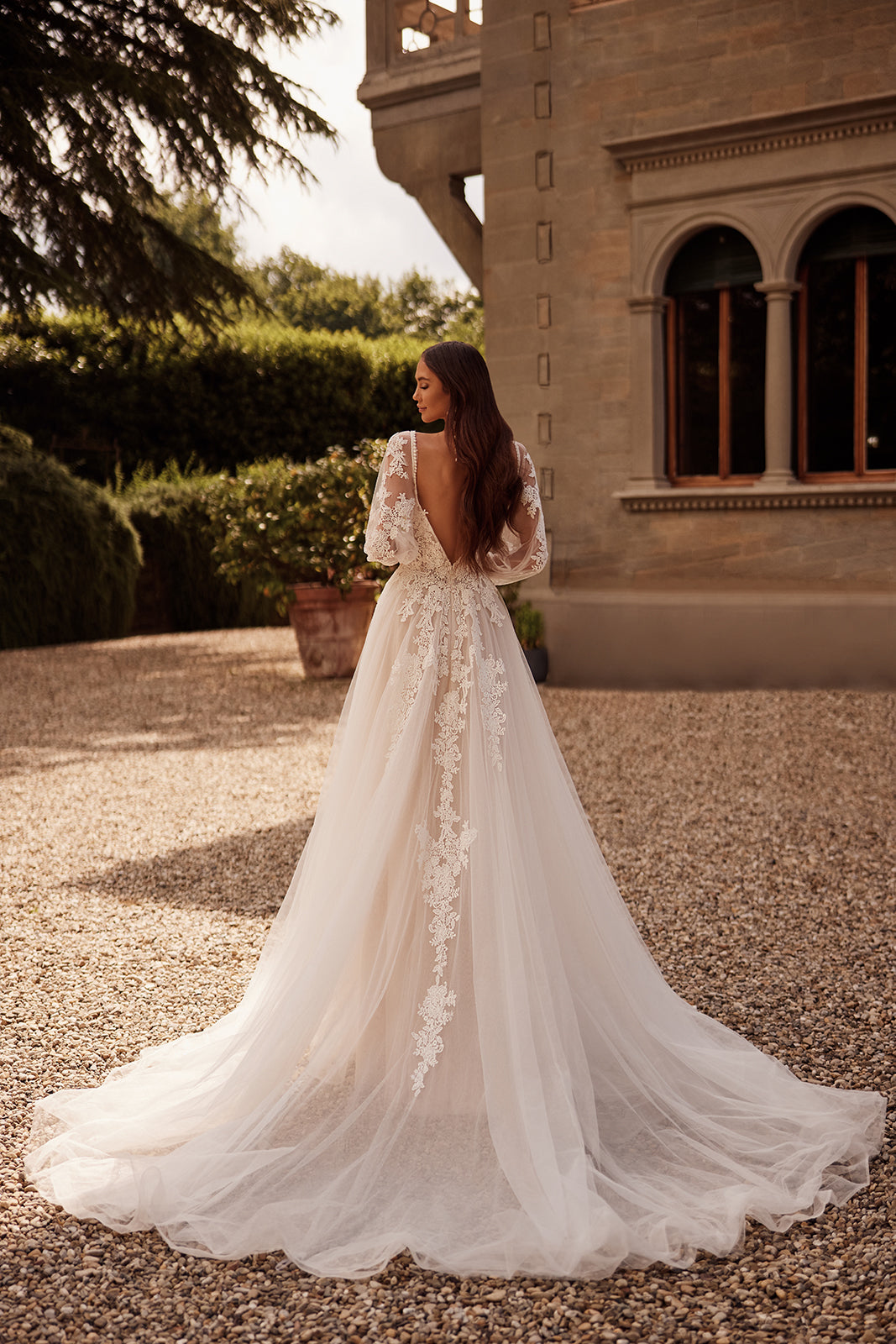 Abito da sposa boho Mullein in pizzo con maniche lunghe di DAMA Couture (vista posteriore)