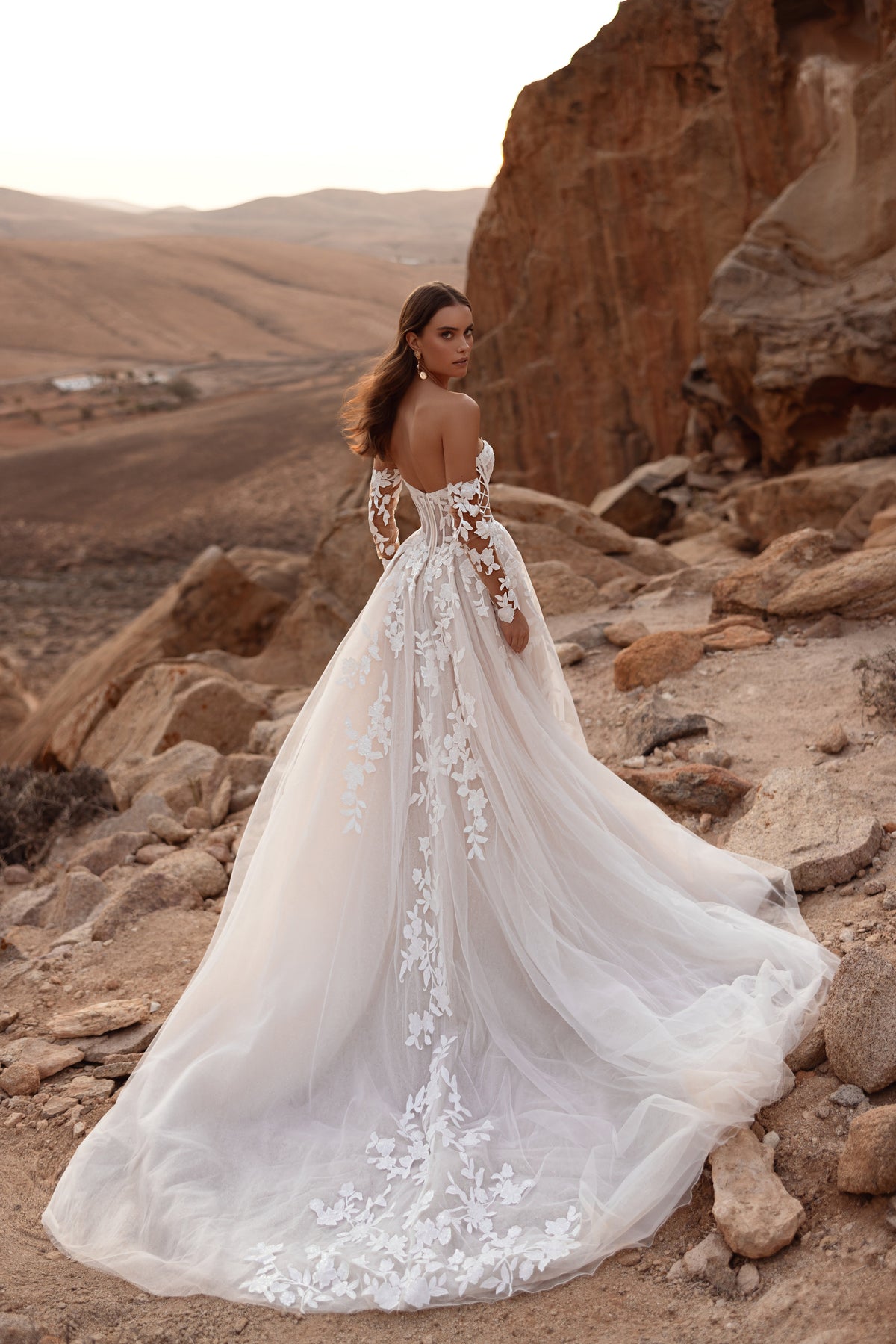 L’abito da sposa Nabila, con schiena scoperta e corsetto in pizzo, esprime raffinatezza e sensualità contemporanea.